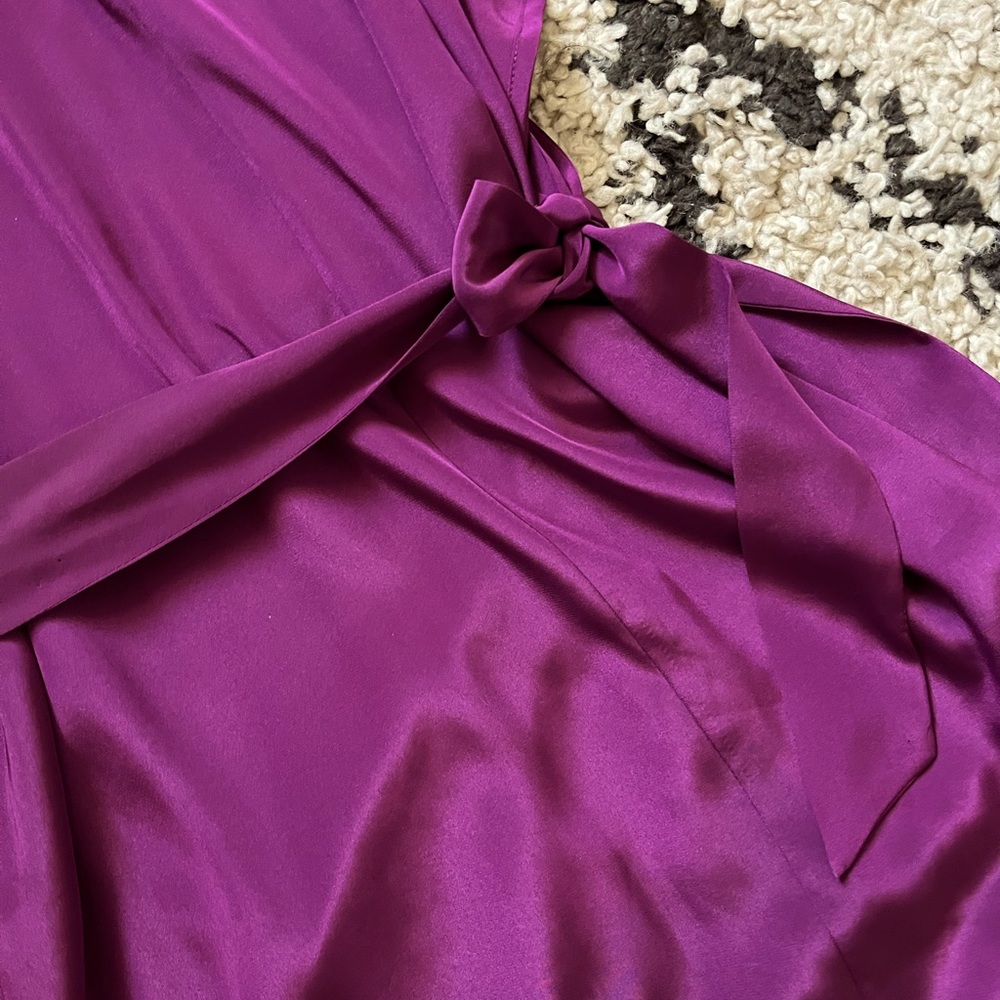 Classy silky dress in a beautiful fuchsia color wit tie belt